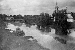 Вид с городского вала на реку Трубеж и церковь Иоанна Богослова (1900)