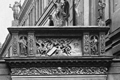 Triumphbogenartiges Portal der ehem. Schloßkirche (1960)