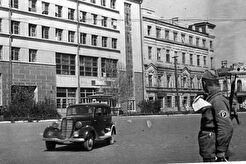 Регулировщик напротив гостиницы "Большая Сталинградская" (1942)