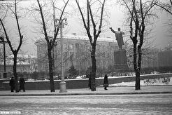 У памятника В.И. Ленину (1960)