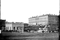 Plaza de la Cibeles con la fuente en su ubicación primitiva y Ministerio de la Guerra (1860)