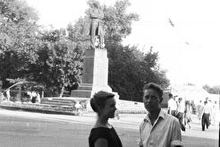 У памятника Чернышевскому (1960)
