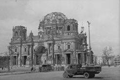 Sowjetische Lastwagen im Berliner Dom (1945)