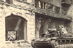 Нямецкі танк перад кінатэатрам «Пралетарый» (1942)