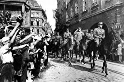 Obyvatelé města vítají spojenecké vojáky (1945)