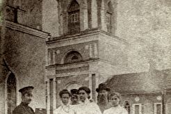 У Никольской церкви. (1905)
