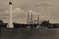 Batavia. Rooms-katholieke kerk en het Waterloomonument aan het Waterlooplein (1920)