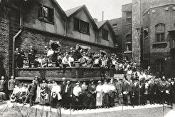 Courtyard of Hull House (1900)