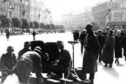 Крещатик. Справа жители проходят мимо городской Думы (1941)