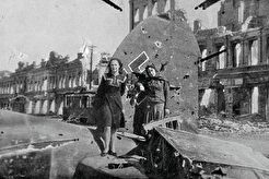 На фоне хвоста He-111 (1943)