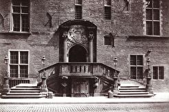 Danzig. Rechtstädtisches Rathaus: Freitreppe, doppelläufig, zum Eingang (1890)
