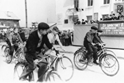 Мыски. Парад велосипедистов на первомайской демонстрации (1960)