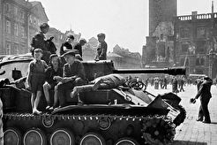 Дети на броне советской САУ СУ-76М в освобожденной Праге (1945)