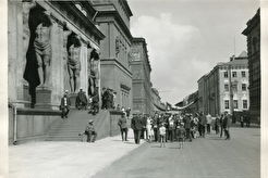 Экскурсанты у входа в Новый Эрмитаж (1930)