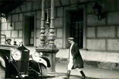 XVI съезд ВКП(б). Иосиф Сталин выходит из Большого Театра (1930)