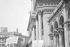 Partigiani sfilano in Piazza del Duomo (1945)