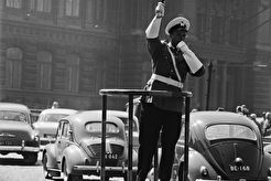 Liikennepoliisi Ateneumin edustalla (1960)
