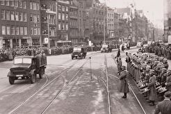 Parade Duitse politietroepen op het Damrak, passeert de Dam (1941)