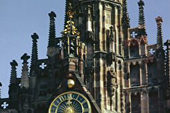Uhr über dem Hauptportal der Frauenkirche (1992)