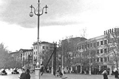 На площади Славы (1960)