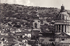 Comiso, Banco di Sicilia e Palazzo Comunale (1940)