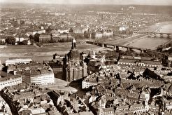 Dresden Blick über Neumarkt nach Neustadt Frauenkirche  (1945)