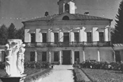 Главный корпус санатория "Мцыри" и скульптура (1930)